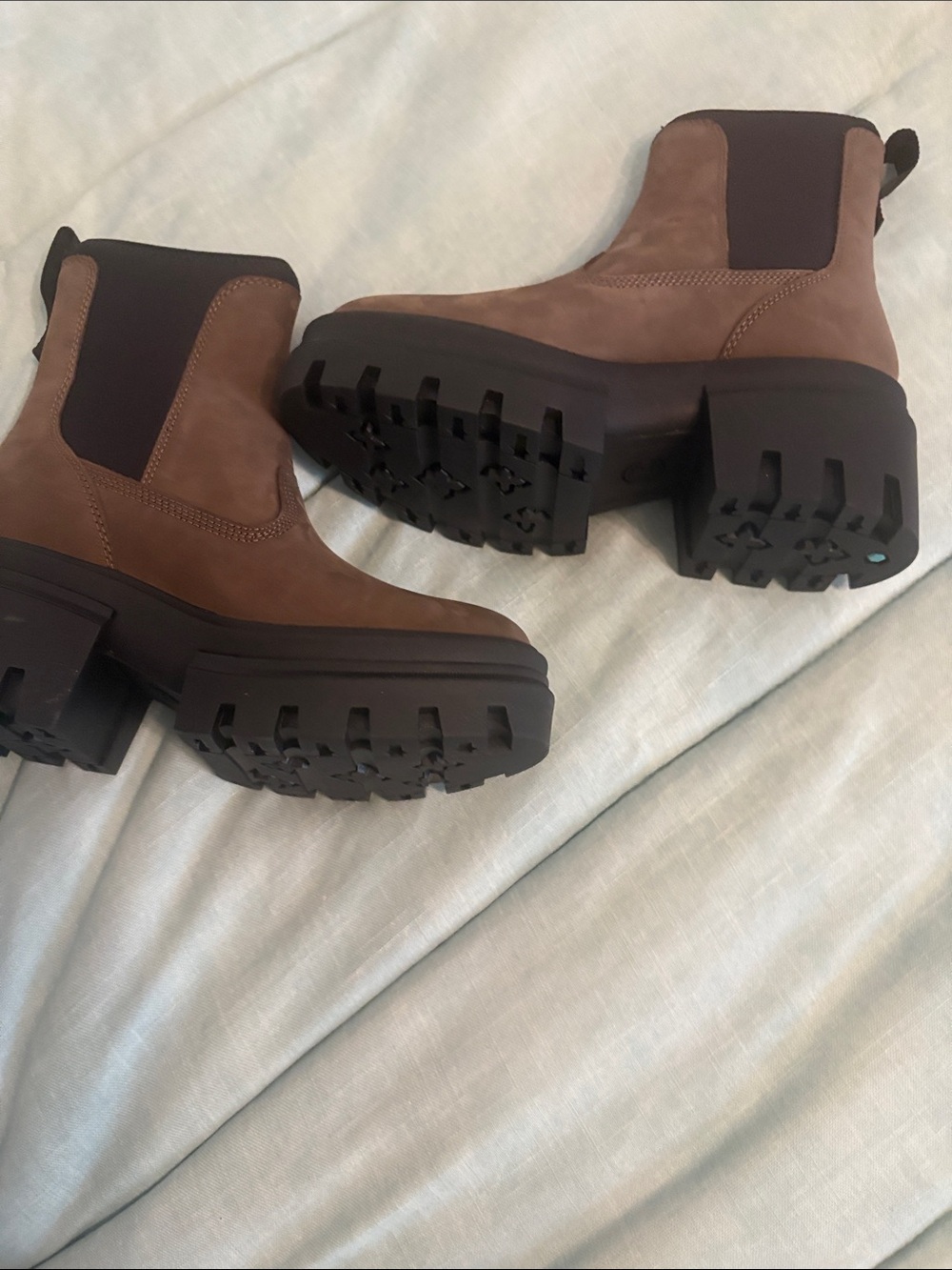 Timberland Brown Nubuck Chelsea Lug-Sole Boots 5.5 box has some creases